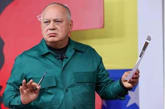Diosdado Cabello levou matérias impressas de jornais internacionais sobre o ataque dos EUA
