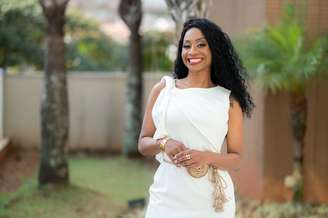 Thaís Borges, executiva que investe em mulheres negras periféricas após superar infância marcada por pobreza e preconceitos.