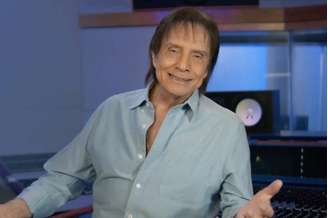 Roberto Carlos em cena do comercial gravado em seu estúdio particular