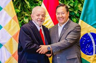 Presidentes do Brasil e da Bolívia posam juntos em Brasília após conversa sobre cooperação bilateral.