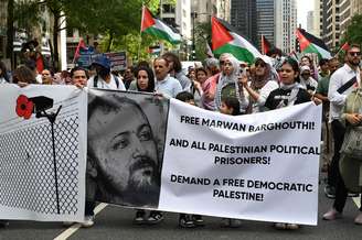 Manifestantes em marcha pró-Palestina exige a libertação de Marwan Barghouti em 23 de agosto de 2025 em Chicago, Illinois, Estados Unidos. 