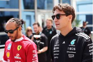 George Russell e Lewis Hamilton caminhando pelo paddock