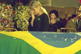 Adriane Galisteu durante o velório do piloto Ayrton Senna.
