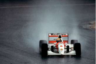 Ayrton Senna contornando o trecho que carrega seu nome em 1993