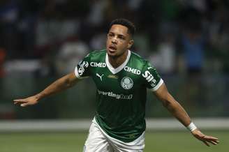 Vitor Roque, jogador do Palmeiras, comemora seu gol durante partida contra o Santos