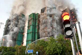 Incêndio atinge complexo residencial em Hong Kong