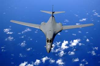 O B-1 Lancer é um bombardeiro supersônico de longo alcance da Força Aérea dos Estados Unidos – Domínio Público/Wikimedia Commons