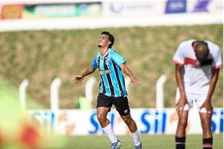 Iago Valeije, do Grêmio, celebrando o gol marcado sobre o Atlético Alagoinhas, em partida válida pela segunda fase da Copinha