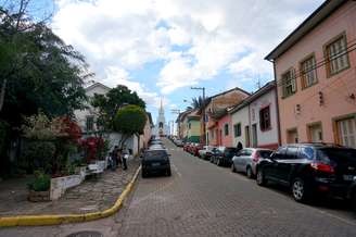 Berço do sanitarista Oswaldo Cruz, a cidade une memória histórica, festas populares e tradição caipira em um dos conjuntos urbanos mais charmosos do estado – Wikimedia Commons/Edson Aoki