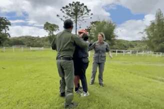 Ciclistas reencontram com familiares.