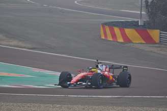 Lewis Hamilton com a Ferrari na pista