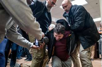 Anthony James Kazmierczak, de 55 anos, foi preso por agressão de terceiro grau e a perícia foi chamada ao local