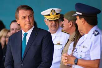 Jair Bolsonaro e militares