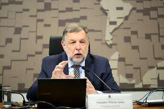 O senador Flávio Arns, presidente da Comissão de Ciência e Tecnologia do Senado, durante sessão da comissão.