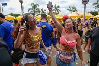 Foliões celebram o carnaval da cantora Lauana Prado no Parque Ibirapuera, zona sul de São Paulo, neste sábado de carnaval.