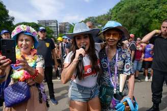 Cantora Lauana Prado desceu do trio e cantou com o público na avenida.