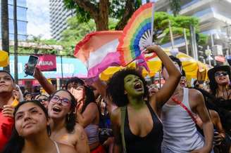 Estreia do bloco Te Amo Sem Culpa, de Carol Biazin, anima foliões na Faria Lima