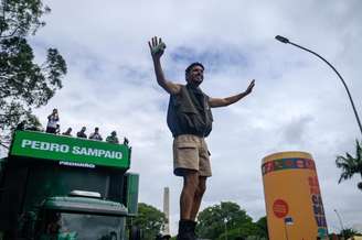 Pedro Sampaio comanda o desfile que encerra o carnaval na região do Ibirapuera