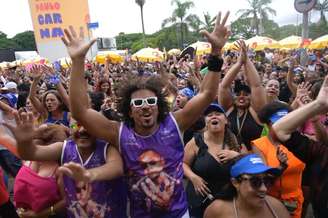 Foliões se reúnem para o bloco de Léo Santana em São Paulo. Na frente, o instrutor de dança Léo Show