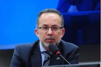 Dão Real de terno e gravata fala ao microfone durante audiência na Câmara dos Deputados