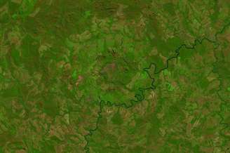 A cratera exibe um relevo em forma de cúpula e afloramentos rochosos que permitem observar os efeitos de impactos cósmicos na geologia local – Wikimedia Commons/NASA