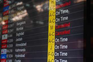 Diversos voos foram cancelados devido ao fechamento do espaço aéreo regional em decorrência do aumento das tensões e de relatos de ataques militares envolvendo Irã, Israel e Estados Unidos em Nova Déli, Índia, em 1º de março de 2026.