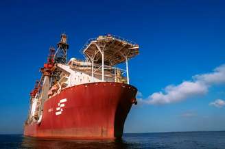 Petróleo dispara após ataques ao Irã e Brent supera 80 dólares