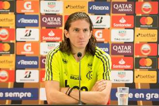 Filipe Luís foi titular na vaga de Ayrton Lucas, suspenso pelo terceiro cartão amarelo 