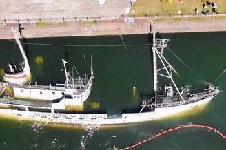 Embarcação ficou parcialmente submersa no cais do Valongo após entrada de água no casco.