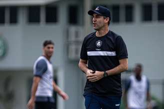 Léo Condé tenta montar o melhor time para vencer a primeira partida no Brasileirão –