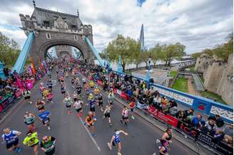 Corredores cruzam a Tower Bridge durante a edição de 2024 (Foto: London Marathon Events)