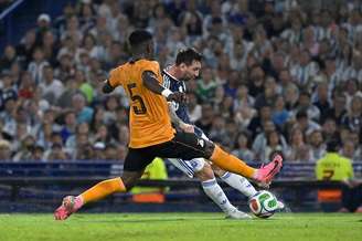 Messi marca o segundo gol da goleada argentina