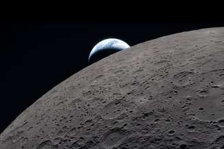 Astronautas registram planeta Terra se pondo atrás da Lua.