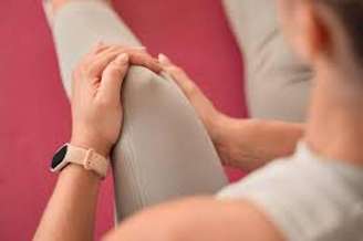 Caminhar de costas pode fortalecer músculos que protegem os joelhos