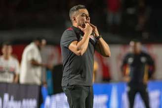 Jair Ventura na beira de campo no comando do Vitória