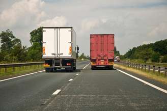 Caminhão ultrapassando