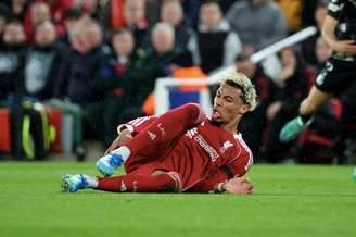 Ekitiké se machucou sozinho na derrota do Liverpool para o PSG 