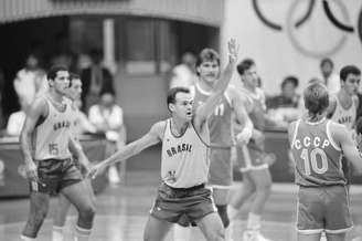 jogador Oscar Schmidt (c), do Brasil, durante a partida contra a seleção da URSS, pelas quartas de final dos Jogos Olímpicos de Seul, na Coreia do Sul.