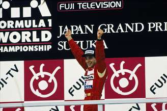Ayrton Senna comemorando o título no GP do Japão de 1988