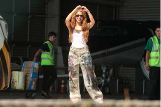 Shakira manda coração para os fãs brasileiros em sua chegada ao RJ