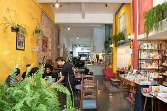 No espaço, é possível participar de aulas de salsa, barista e torrefação.