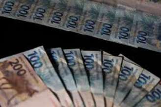 O IBGE aponta que, em 2025, o Brasil tinha 212,7 milhões de pessoas residentes no país. Do total, 143 milhões possuíam algum tipo de rendimento