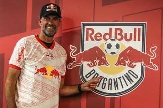 Jürgen Klopp tirando foto ao lado do escudo do Red Bull Bragantino –