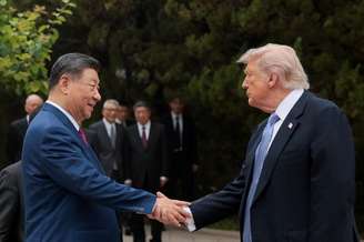 Presidente dos EUA, Donald Trump, cumprimenta o presidente chinês Xi Jinping em Pequim
 15 de maio de 2026   REUTERS/Evan Vucci