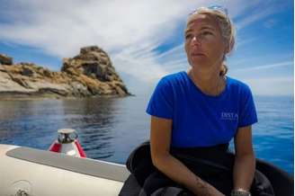 As Maldivas vivem uma grande operação de buscas após a morte de cinco turistas italianos durante um mergulho em uma caverna submarina profunda. O acidente ocorreu no Atol de Vaavu e mobilizou barcos, aeronaves e equipes especializadas em uma região considerada de alto risco até mesmo para mergulhadores experientes. Uma das vítimas é Monica Montefalcone, que sobreviveu a um tsunami em 2004.