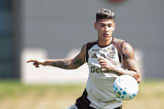 Jorge Carrascal durante sessão de treino no Flamengo