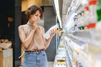 Iogurte natural e grego têm diferenças na textura, nas calorias e na quantidade de proteína
