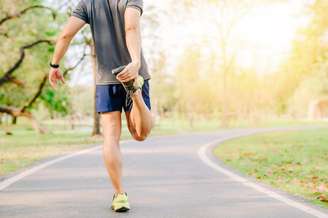 Erros simples de postura podem aumentar o desconforto e comprometer a eficiência da corrida