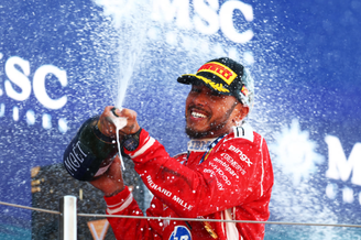 Hamilton celebra primeira vitória com a Ferrari 