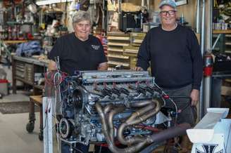 Em vez de se aposentarem, esses dois senhores construíram um motor V12 de 1.200 cv com um objetivo em mente: atingir velocidades de quase 430 km/h no deserto.
